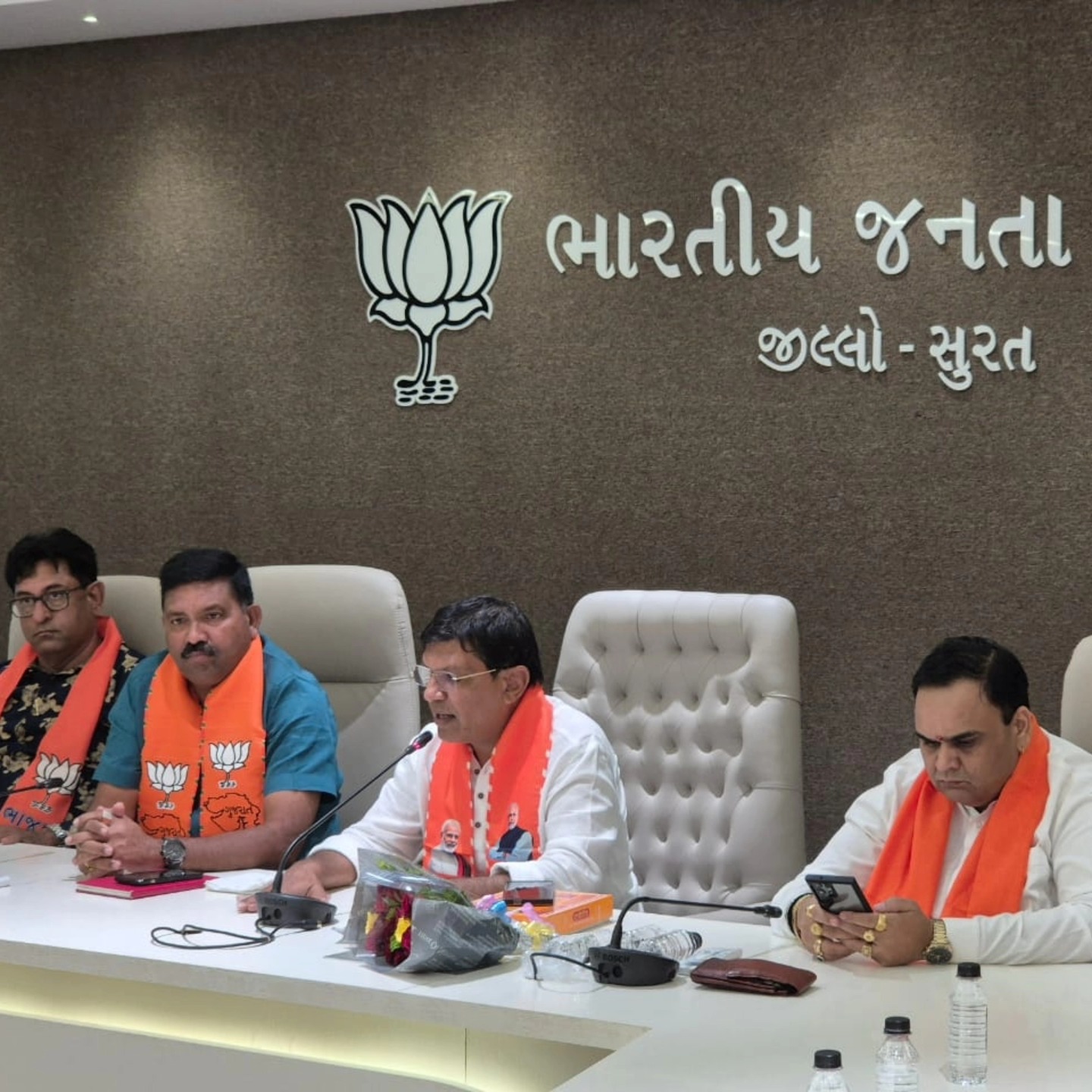 તા.૨૪-૧૨-૨૦૨૪ ના રોજ સુરત જિલ્લા ભારતીય જનતા પાર્ટીના અધ્યક્ષ પદેથી પ્રમુખ શ્રી ભરતભાઈ રાઠોડજીએ તમામ મંડળોના નવનિયુક્ત પ્રમુખો સાથે મુલાકાત કરી નવા કાર્યકાળનો ચાર્જ આપીને અભિનંદન પાઠવ્યા હતા અને પૂર્વ પ્રમુખોને સફળતાપૂર્વક કાર્યકાળ પૂર્ણ કરવા બદલ અભિનંદન પાઠવ્યા હતા.